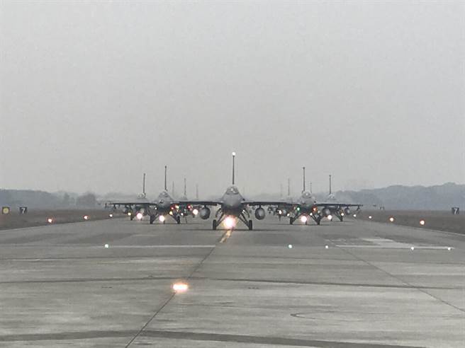 国军F-16V春节战备。记者张国威摄