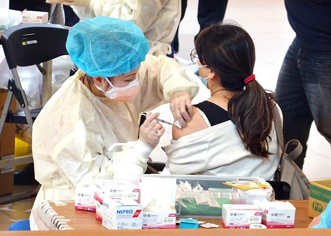 年關將至，為預防新冠肺炎疫情擴散，新北市政府設立中大型疫苗接種站，民眾15日陸續前往三重綜合育館，在醫護人員分工合作下，迅速施打莫德納疫苗。（姚志平攝）