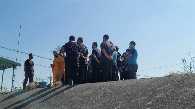 F-16V飞官陈奕失事殉职，家属抵现场进行招魂。(民眾提供)