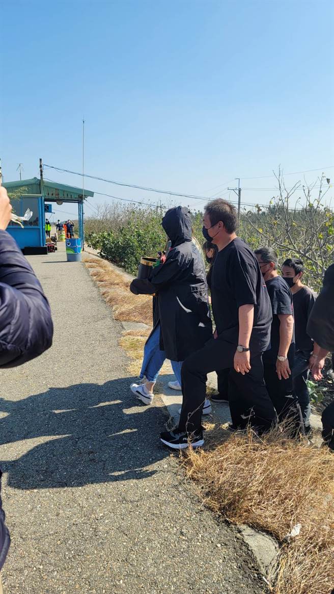 F-16V飞官陈奕失事殉职，家属抵现场进行招魂。(民眾提供)