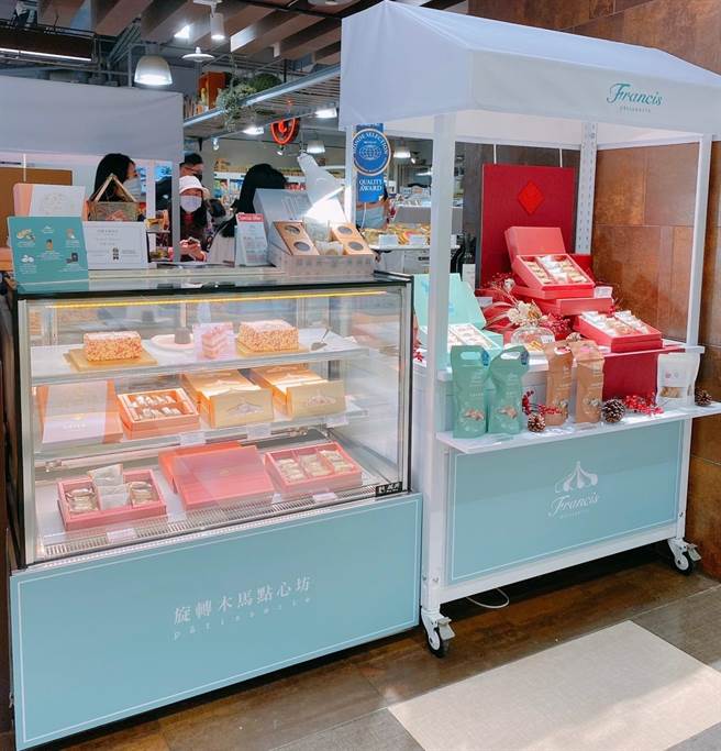 city’super復兴店独家引进台北大直甜点贵妇名店「Pâtisserie Francis 旋转木马点心坊」，融合东西方文化与烘焙技术，明星商品为冠军无麸质蛋糕「朵娜」、「法式水果酥」、知名跑车贵宾室点心「松露牛轧糖」。（city’super提供）