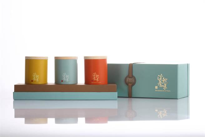 city’super获全球百大设计奖的「淡然有味『得閒』典茶礼盒」1380元，含金萱乌龙袋茶、红玉红茶袋茶、文山包种袋茶，并以山烟蓝三层式礼盒收藏好茶，三色茶罐、铜片繫绳更添精致。（city’super提供）