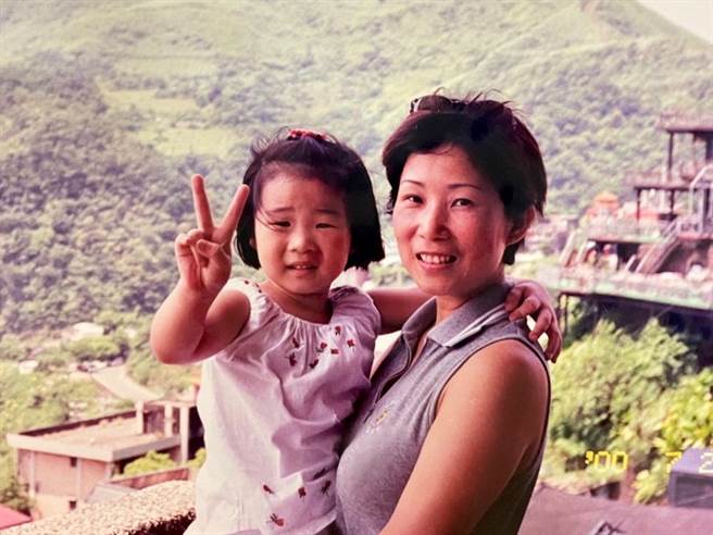 江念庭辛苦带大女儿。（尚时代文创娱乐提供）