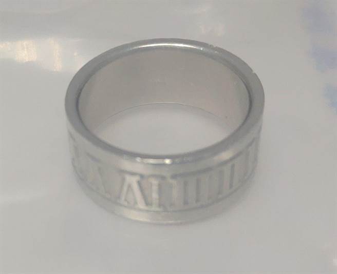 唱歌团主在群组贴文「谁掉了这只戒指？」（警方提供）