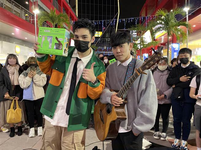 伟晋（左）昨现身台北信义区与街头艺人开心合唱。（爱贝克思提供）