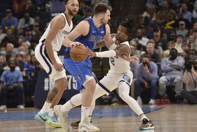 东契奇(左)的运球差点被莫兰特抄走。(美联社)