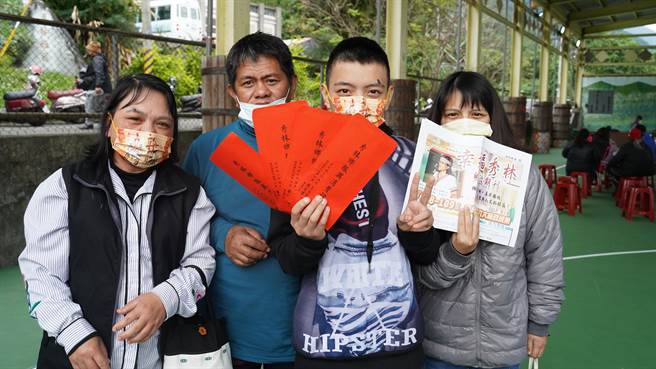 秀林鄉發放消費禮金3000元，讓部落家庭紓困，一家人年前領到小紅包，好開心。（秀林鄉公所提公）