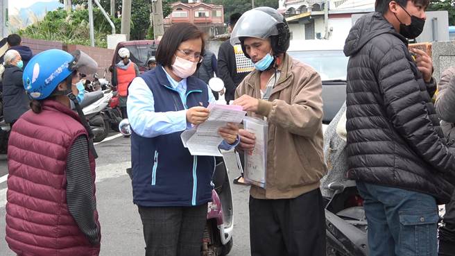 秀林鄉長王玫瑰（左）一早也赴各村關心發放狀況。（秀林鄉公所提供）