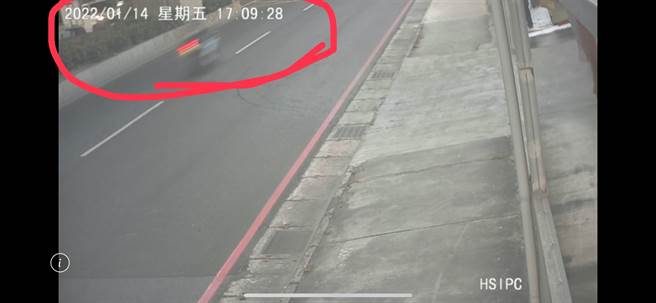 画面曝光！越籍男大生偷骑同学26万重机狂飙，失控自撞爆头亡。(叶书宏翻摄)
