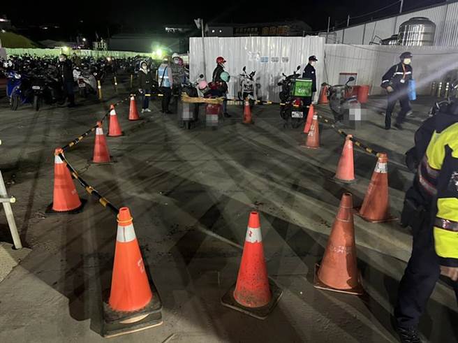 台积电外包商14日晚间下班时取车遭陌生物品炸伤，警方初步研判爆裂物为爆竹类火药与乾电池组成，并使用遥控引爆。（民眾提供／邱立雅竹市传真）