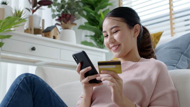 星座運勢網站分析12星座的購物行為，白羊座、獅子座、天秤座、水瓶座最容易被促銷手法操縱。（示意圖／shutterstock）