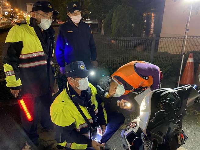 台南市「监警环」3方实施联合稽查，一夜取缔近百辆改装汽、机车，创今年单日最多取缔数。（读者提供／程炳璋台南传真）