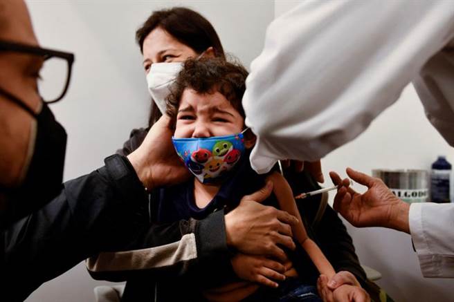 根据南非14日公布的一项最新研究显示，与前三波感染Delta等变种病毒的人相比，没有接种新冠肺炎疫苗却感染Omicron病毒的人，也不太容易出现重症、住院甚至死亡。(图/路透社)