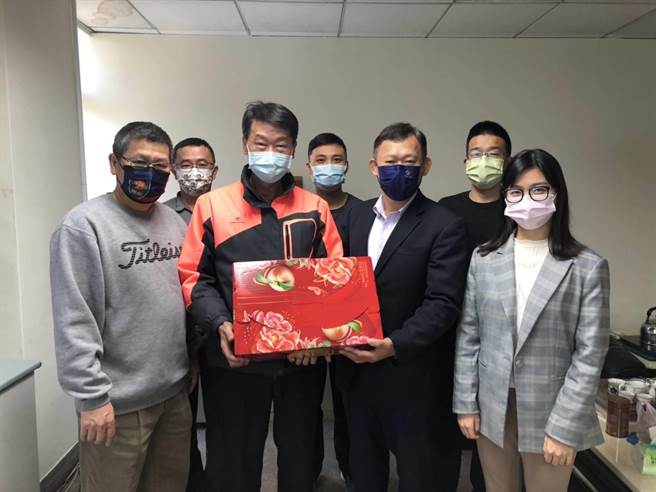烏日警友辦事處為慰勞員警辛勞，特別贈送蘋果，在年前祝福基層員警平平安安。(警方提供／林欣儀台中傳真)