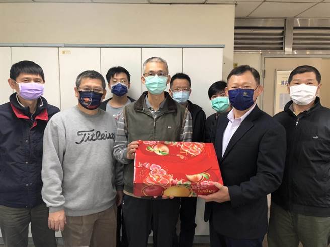 烏日警友辦事處為慰勞員警辛勞，特別贈送蘋果，在年前祝福基層員警平平安安。(警方提供／林欣儀台中傳真)