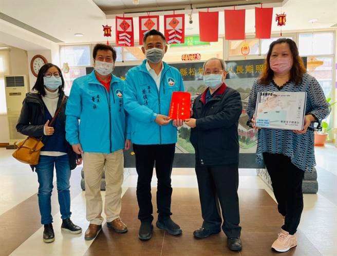 杨镇浯县长访视住宿式社福机构，替工作人员加油打气。（金门县府提供）