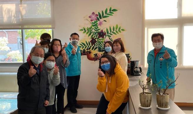 杨镇浯县长访视住宿式社福机构，替工作人员加油打气。（金门县府提供）