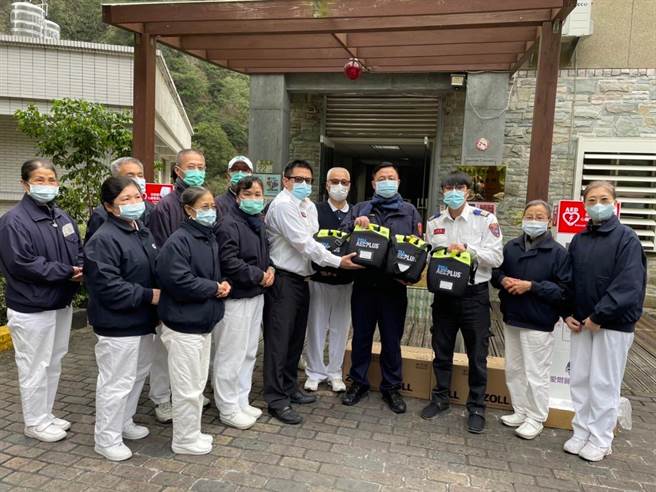 慈济师兄姊将4具AED送至合欢派出所、天祥派出所以及保七总队第九大队所属合欢小队、文山小队，以备不时之需。（花莲县消防局提供／王志伟花莲传真）