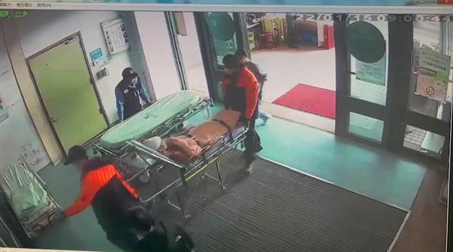林男阿嬤被砍殺後送往彰濱秀傳救治，緊急輸血後轉入加護病房安排開刀，暫時沒有生命危險。（翻攝畫面／謝瓊雲彰化傳真）