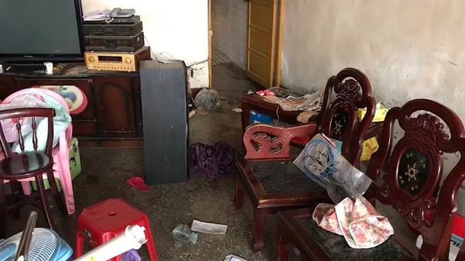 彰化和美傳出逆倫弒親血案，林家住宅客廳血跡斑斑。（民眾提供／謝瓊雲彰化傳真）