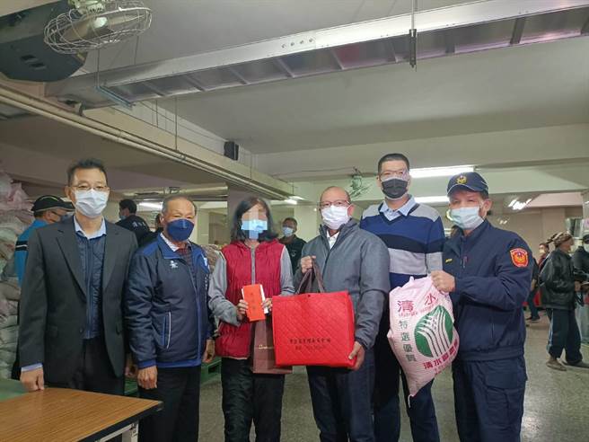 清水紫云巖15日举行冬令救济活动，台中市议长张清照也前往现场协助发放。（陈淑娥摄）