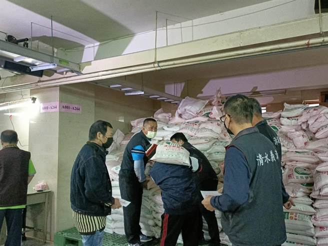 清水紫云巖15日举行冬令救济活动，在寒冬注入一股暖流。（陈淑娥摄）