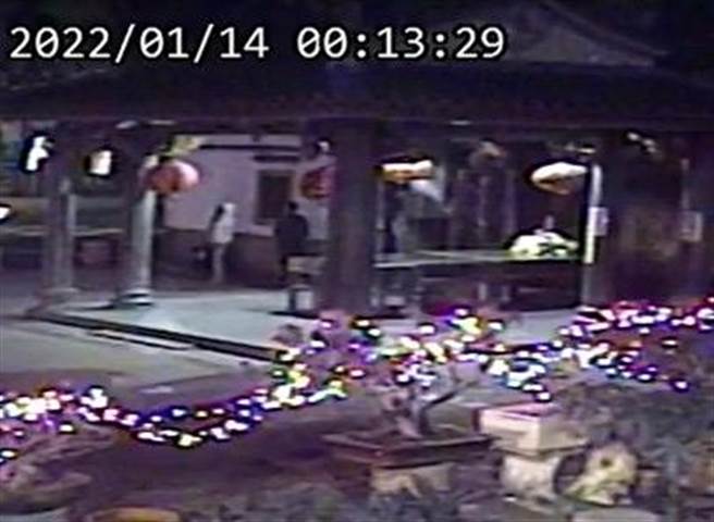 陈、康2嫌到太子宫偷香油钱画面。（读者提供／刘秀芬台南传真）