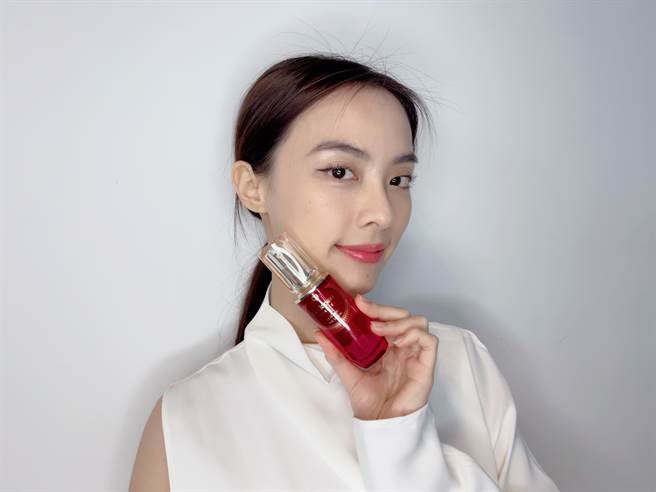 香缇卡、肌肤之钥、THREE、碧儿泉、雪花秀、资生堂国际柜以热销保养品为主角，推出虎年限量包装，图中为肌肤之钥光之绯红限量版激光瓶。（邱映慈摄）