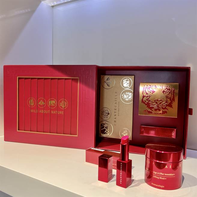 香缇卡虎年限定礼盒组，含钻石级面膜升级版75ML、花妍丝漾唇彩。（邱映慈摄）