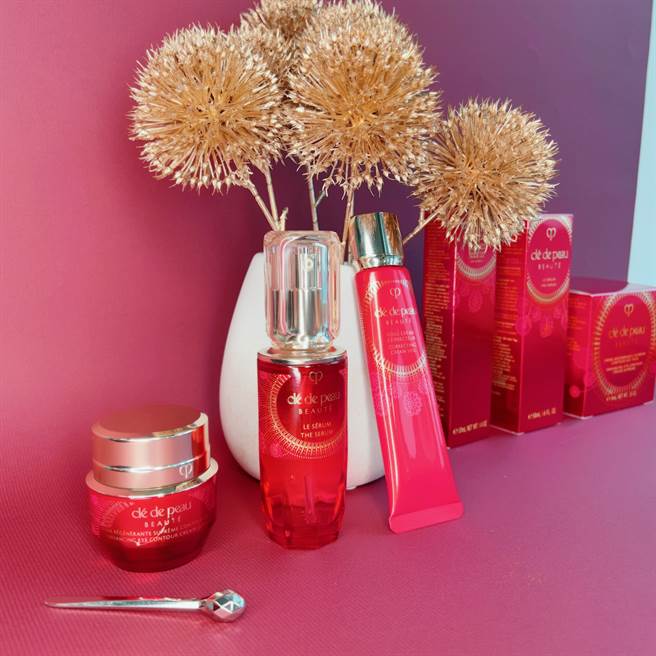 肌肤之钥以经典3品为主角，推出全新光之绯红限量版系列。（邱映慈摄）