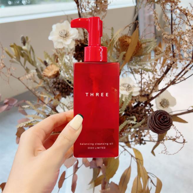 THREE平衡洁肤油R独立包装限定版。（邱映慈摄）