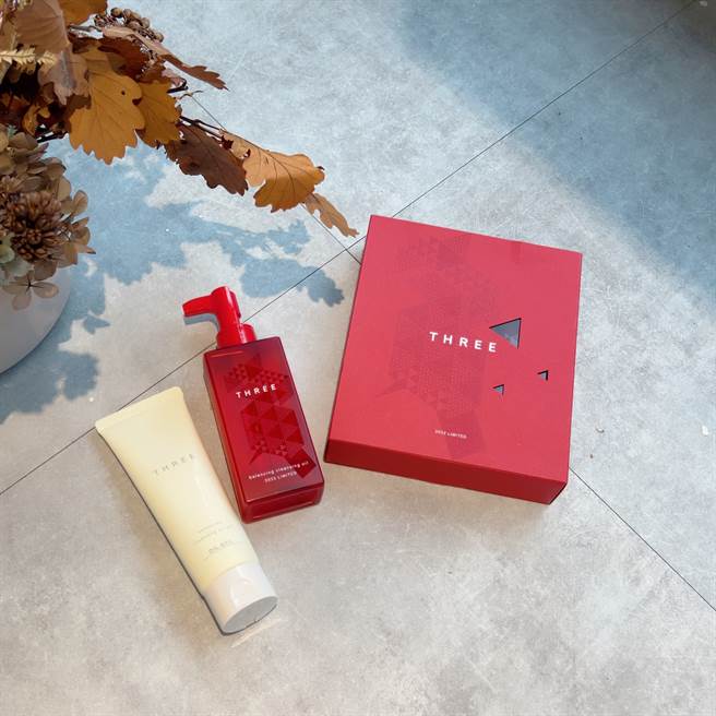 THREE平衡洁肤组双瓶套装限定版。（邱映慈摄）