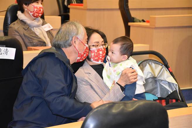 苗栗家扶中心寄养家庭父母充满慈爱的看着寄养幼儿，情景令人欣慰。（谢明俊摄）