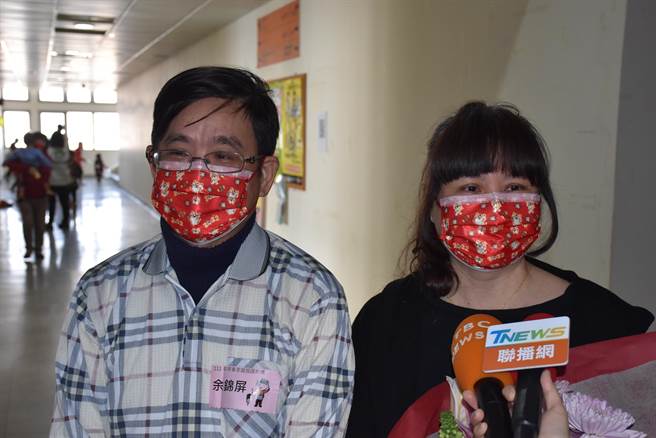 担任寄养家庭的余锦屏、林秋传夫妇照顾脑伤女童费尽心力，无怨无悔。（谢明俊摄）