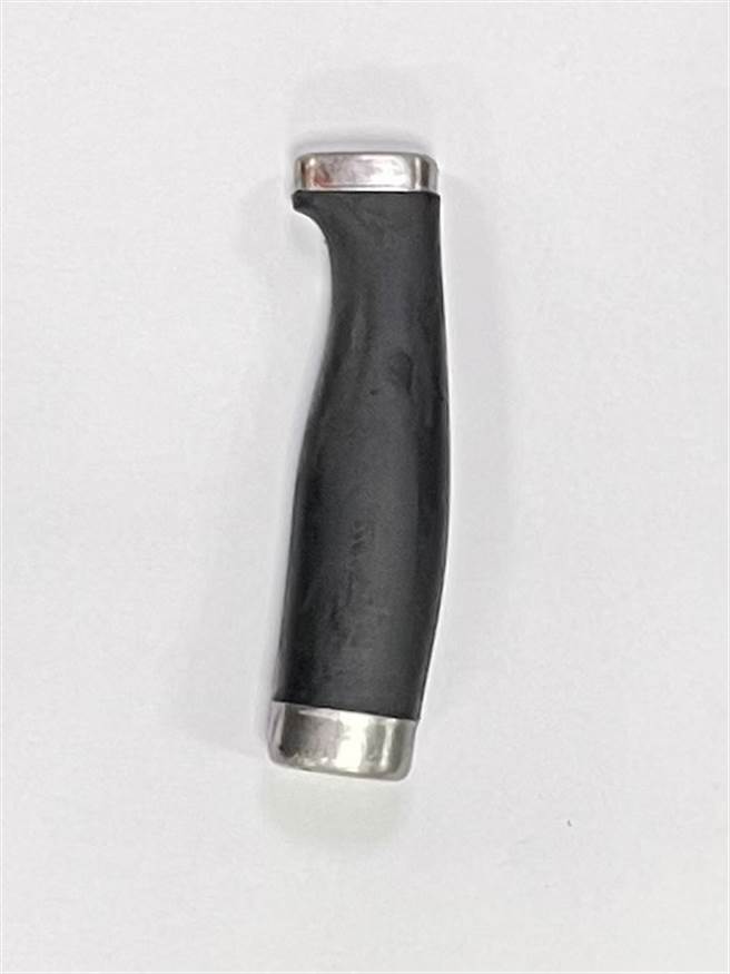 圖說：警方在林家兇宅客廳找到行兇的刀柄，染血刀刃不翼而飛。