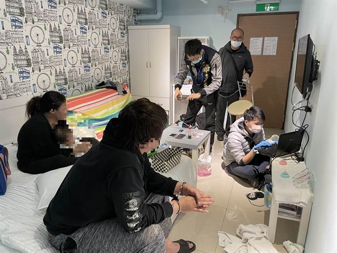 李嫌夫妇（左二）躲藏在旅馆仍被南市刑大逮捕归案。（读者提供／刘秀芬台南传真）