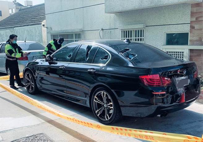 澎湖街頭又見「暴力砸車棒球隊」，一輛寶馬轎車玻璃全被砸。（陳可文攝）