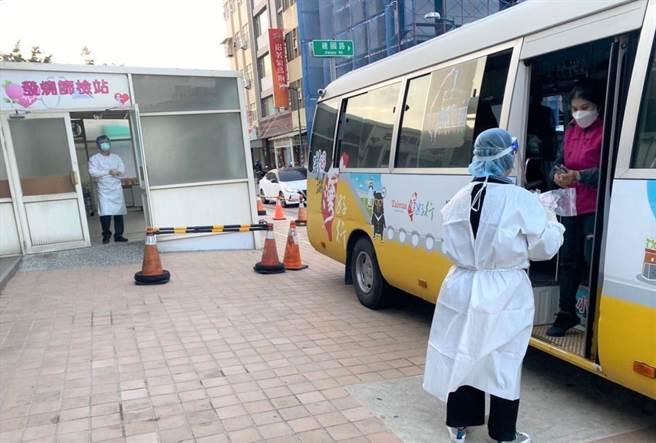 澎湖一日两起印尼渔工染疫确诊，相关接触者都送医採检并集中隔离。（陈可文摄）