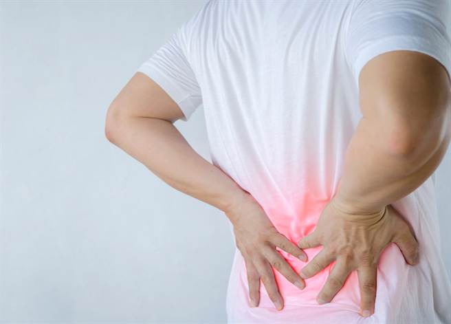 慢性肾臟病的徵兆易被忽略，平时可透过「尿液」自我检查，若持续出现4状况，就有儘早就医检查。(示意图/达志影像)