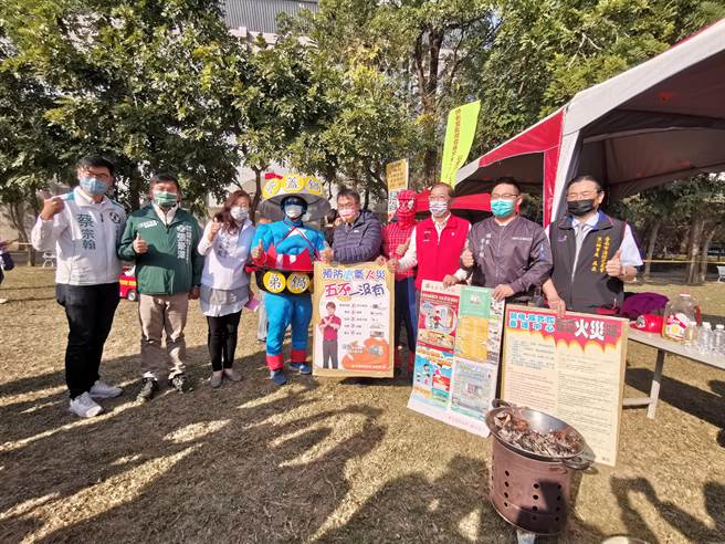 南市消防局在新營舉辦防火防災宣導園遊會。（劉秀芬攝）