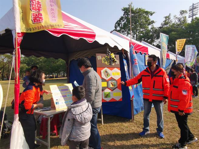 南市消防局在新營舉辦防火防災宣導園遊會。（劉秀芬攝）