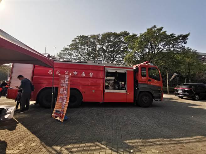 南市消防局在新營舉辦防火防災宣導園遊會。（劉秀芬攝）