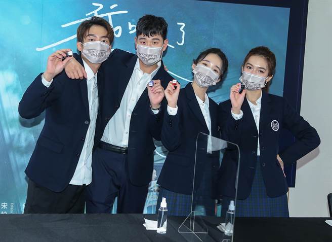 大鹤（左起）、周兴哲、李沐、何思静15日出席《我吃了那男孩一整年的早餐》点名签到会。（粘耿豪摄）