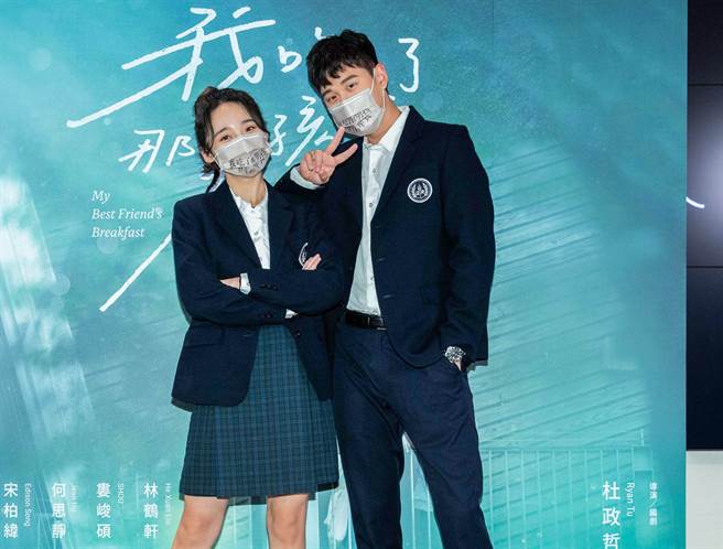 李沐（左）爆料周兴哲在片场一开口帅气形象就破功。（粘耿豪摄）