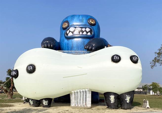 春江兽现身屏东县民公园灯区，让今年屏东灯节未演先轰动。（林和生摄）