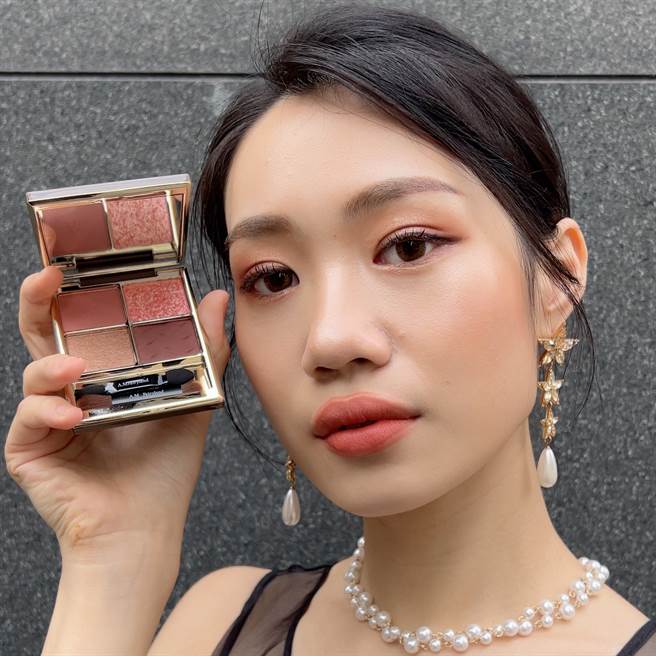 MODEL示范A.M Fairyland迷光掠影眼彩盒#AM02绒革绯花 orchid。（邱映慈摄）