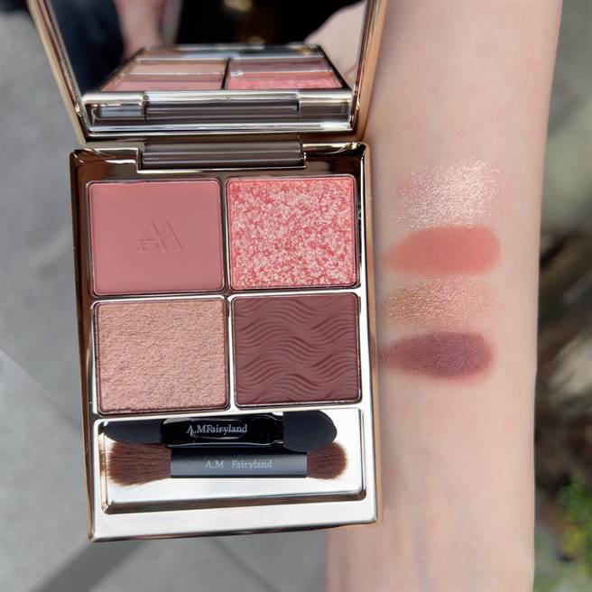 A.M Fairyland迷光掠影眼彩盒#AM02绒革绯花 orchid手部试色。（邱映慈摄）