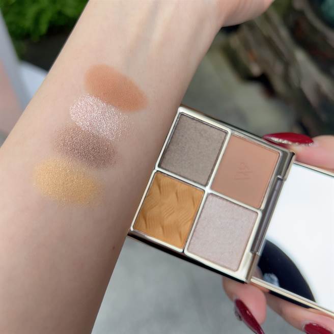 A.M Fairyland迷光掠影眼彩盒#AM03漫醺珀香 Champagne手部试色。（邱映慈摄）