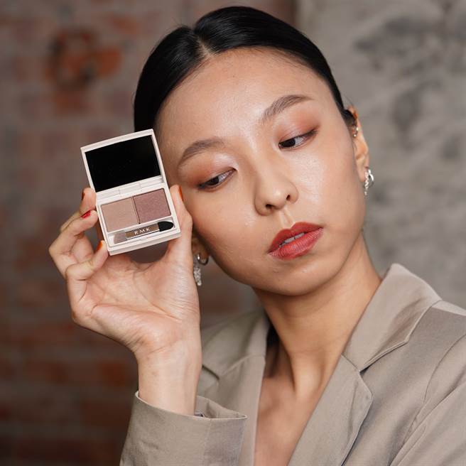 MODEL示范RMK春焰双色眼采#01 Spring Taupe。（图／品牌提供）