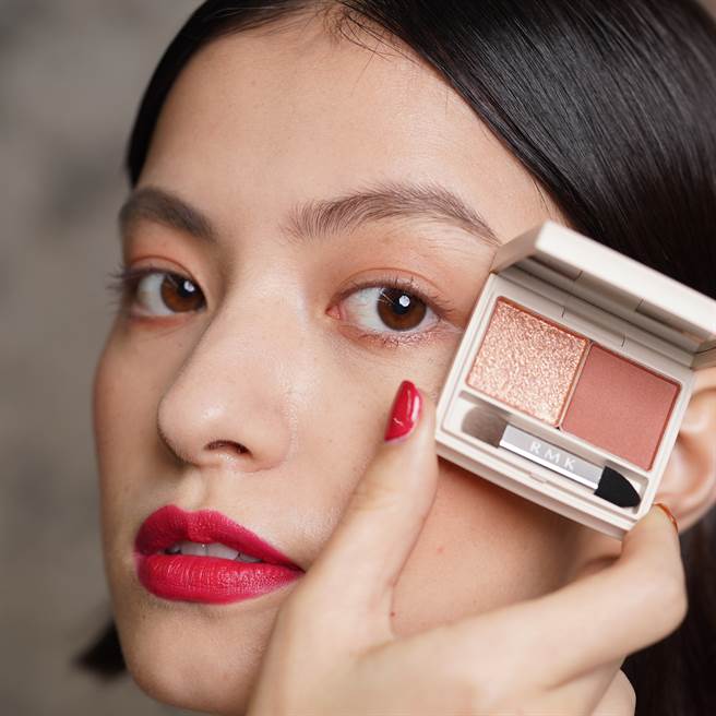 MODEL示范RMK春焰双色眼采#02 Raw Fire。（图／品牌提供）